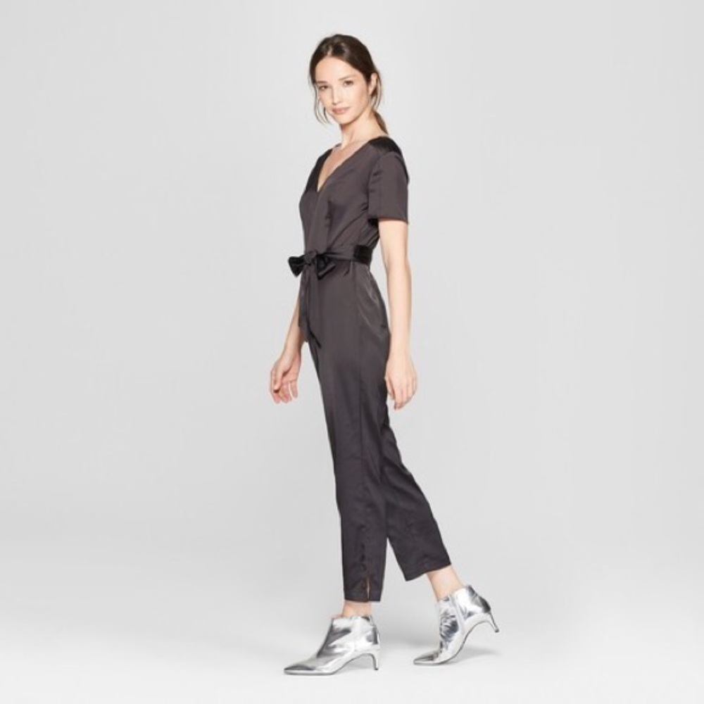 Women’s Short-Sleeve V-Neck Jumpsuit in Charcoal